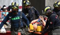 Elementos de cuerpos de emergencia simulan el rescate de una persona durante el Simulacro Nacional.