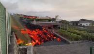La erupción de volcán en La Palma, y la lava entra a las casas