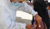Una mujer migrante es vacunada en la Estación Migratoria Siglo XXI, en Chiapas.