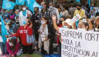 Grupos de católicos se manifestaron ayer en las inmediaciones de la Suprema Corte en contra de la resolución para despenalizar el aborto.