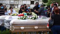 Familiares y amigos de Rosalba y de sus hijas de 11 y 13 años, víctimas de feminicidio, acudieron a darles el último adiós en el cementerio Siglo XXI de Campeche.