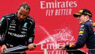 Lewis Hamilton y Max Verstappen en una ceremonia de premiación de la F1