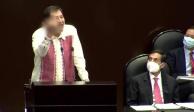 Gerardo Fernández Noroña haciendo una señal obscena en la Cámara de Diputados.