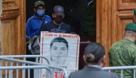 Familiares de los 43 normalistas desaparecidos de la Escuela Normal de Ayotzinapa durante su salida de Palacio Nacional luego de sostener una reunión con Andrés Manuel López Obrador.