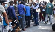 Decenas de migrantes esperan a las afueras de las oficinas de Comar para ser atendidos, ayer.