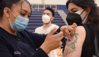 Joven perteneciente a la población de 18 a 29 años recibe dosis contra COVID-19 en la Ciudad de México.