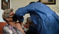 Una mujer es vacunada contra COVID-19 en su domicilio.
