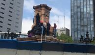 Grupo de mujeres que cruzó el cerco que resguarda el pedestal de la Glorieta de Colón, en Paseo de la Reforma.