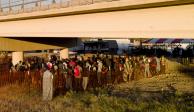 Migrantes, muchos procedentes de Haití, hacen fila el viernes 24 de septiembre de 2021 para subir a autobuses debajo del Puente Internacional de Del Rio.
