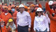 El Presidente Andrés Manuel López Obrador, la secretaria de Energía, Rocío Nahle y trabajadores de Pemex.