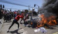 Residentes queman carpas y artículos pertenecientes a migrantes venezolanos y colombianos durante una marcha contra la migración irregular, en Iquique, Chile.