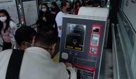 Un usuario recarga su tarjeta en las nuevas máquinas de la estación Félix Cuevas del Metrobús.