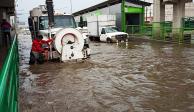 Persona de la&nbsp;Comisión del Agua ayudó con las inundaciones en las calles de Edomex.