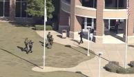 Agentes ingresan a la secundaria Timberview, ayer, tras el ataque armado.