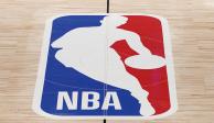 El logo de la NBA en la cancha de la arena de Lake Buena Vista, Florida, en agosto del año pasado.
