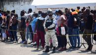 Migrantes haitianos llegan al Estadio Olímpico, espacio que fue habilitado por la Comar en Tapachula, Chiapas.