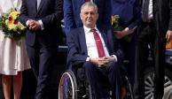 El presidente de República Checa, Milos Zeman, tiene problemas para caminar y está usando silla de ruedas