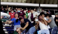 Momento en el que algunos aficionados se agarran a golpes en las tribunas del Estadio Azteca, luego del choque entre México y Honduras.