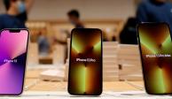 Los modelos del iPhone 13 se muestran en una Apple Store el día en que sale a la venta la nueva serie en Beijing, China, el 24 de septiembre de 2021.