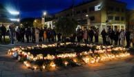 Decenas de ciudadanos dejan ofrendas en honor a las víctimas, ayer, en Kongsberg.