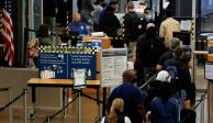 Los viajeros hacen cola en una fila de seguridad limitada por el distanciamiento social en el Aeropuerto Internacional de Seattle-Tacoma en SeaTac, Washington.