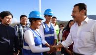 El gobernador de Hidalgo Omar Fayad con trabajadores en la entidad.