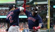 Jugadores de los Red Sox celebran un Grand Slam ante los Astros