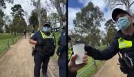 Policía revisa el café de un ciudadano por bajarse la mascarilla