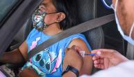 Desde su automóvil, una persona recibe la vacuna de AstraZeneca contra el COVID-19 en Campeche