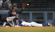 Mookie Betts, de los Dodgers, supera el tiro al segunda base de los Braves, Ozzie Albies, para robar la segunda base.