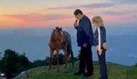 El presidente de Venezuela, Nicolás Maduro, platica con un caballo