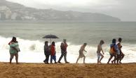 A pesar de la amenaza de Rick, personas caminaban ayer en las playas de  Acapulco.