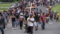 Caravana de migrantes transita con rumbo a la Ciudad de México para regularizar su situación en el país.