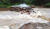 El desbordamiento de un río en Las Juntas, Guerrero, averió un tramo en la carretera La Unión-Cuahuhuayutla.