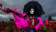 Una mujer vestida de catrina en&nbsp;la comunidad de Doxey en Tlaxcoapan, Hidalgo, donde se prepara la venta de flor de cempasúchil por el Día de Muertos; conoce opciones de pueblos mágicos para celebrar.