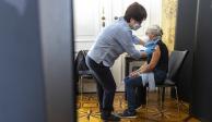 Adultos mayores, en algunas regiones de Europa, ya reciben su tercera dosis, ayer.