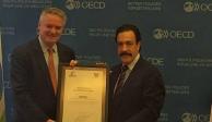 En la imagen, Mathias Cormann, secretario general de la OCDE y el gobernador de Hidalgo, Omar Fayad
