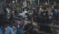 Integrantes de la caravana migrante descansan en Hermenegildo Galeana, antes de continuar su viaje a la Ciudad de México