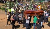 En redes sociales se transmitió el momento en el que habitantes de Tarecuato despiden a las 11 personas asesinadas en Tangamandapio, Michoacán.