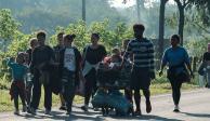 Los migrantes hicieron una parada en Tres Picos al mediodía y pasadas las 17:00 horas comenzaron a organizarse para pedir “aventones” y avanzar lo antes posible rumbo a Tonalá.