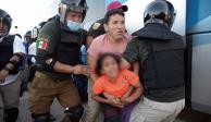 Momentos de tensión se vivieron, ayer, cuando elementos de la Guardia Nacional detuvieron a varios migrantes que se adelantaron a la caravana en camionetas. Algunos migrantes accedieron a bajar de los vehículos de manera voluntaria, pero otros se negaron hacerlo y fueron bajados por la fuerza.