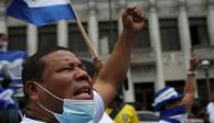 En el marco de las elecciones presidenciales en Nicaragua, un hombre protesta contra el régimen de Daniel Ortega en una marcha de nicaragüenses  exiliados en Costa Rica.
