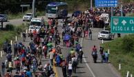 Integrantes de la caravana migrante avanzan hacia la Ciudad de México para regularizar su situación en el país.