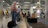 Pasajeros del Aeropuerto Internacional de la Ciudad de México en espera de su equipaje