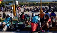 Indocumentados se detuvieron a descansar en Chahuites, Oaxaca, ayer.