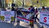 Familiares de victimas por desplome en Linea 12 protestan afuera de la Plaza de las Naciones Unidas en Nueva York.