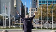 El Presidente López Obrador saluda a paisanos, ayer, afuera del edificio de la ONU, en Nueva York.