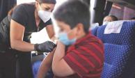 Un niño es vacunado contra Covid, ayer, como parte del plan impulsado por el Gobierno de Nuevo León.