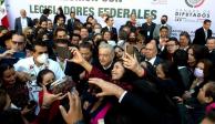 Los legisladores presentes aprovecharon para tomarse la foto con el Presidente, ayer.