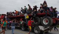 Algunos de los integrantes de la caravana migrante lograron conseguir "aventón" por parte de tráileres para avanzar por Veracruz.